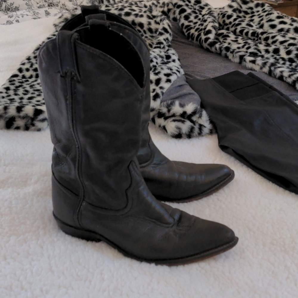 Black cowgirl boots